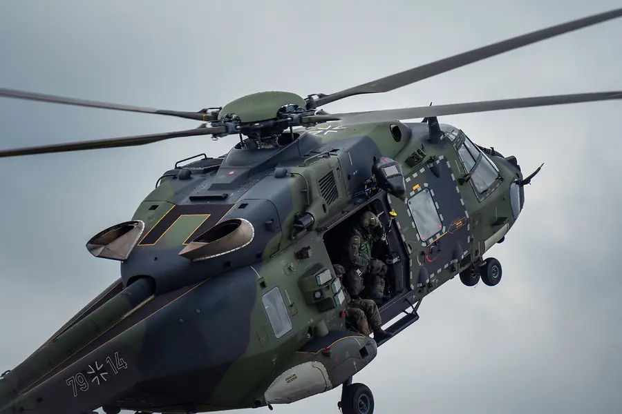 hélicoptère militaire NH90 en vol