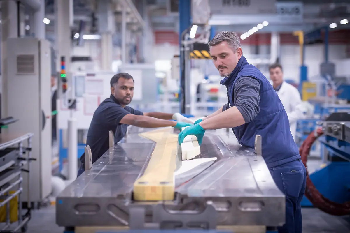 Airbus Atlantic Nantes recrutement - opérateurs sur une pièce de structure aéronautique