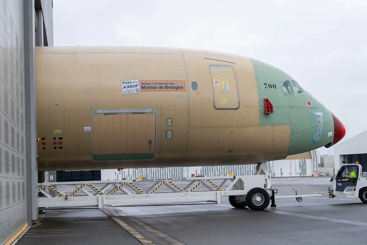 Airbus Saint-Nazaire recrutement - tronçon de fuselage en transfert sur le site