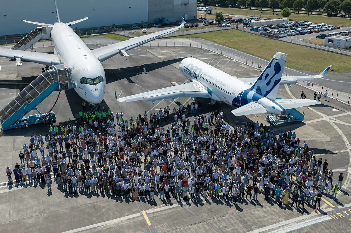 stage Airbus - étudiants devant les avions d'essais à Toulouse