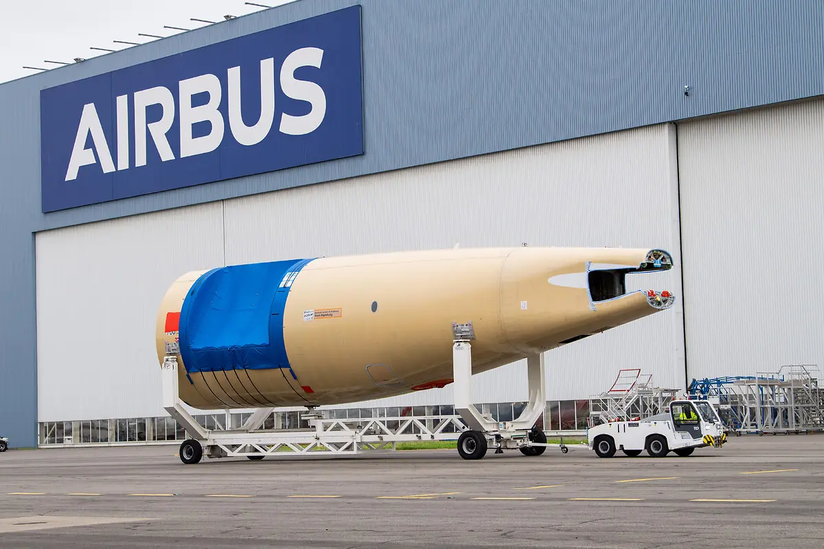 Airbus recrutement Toulouse - tronçon d'A350 devant le hall d'assemblage final